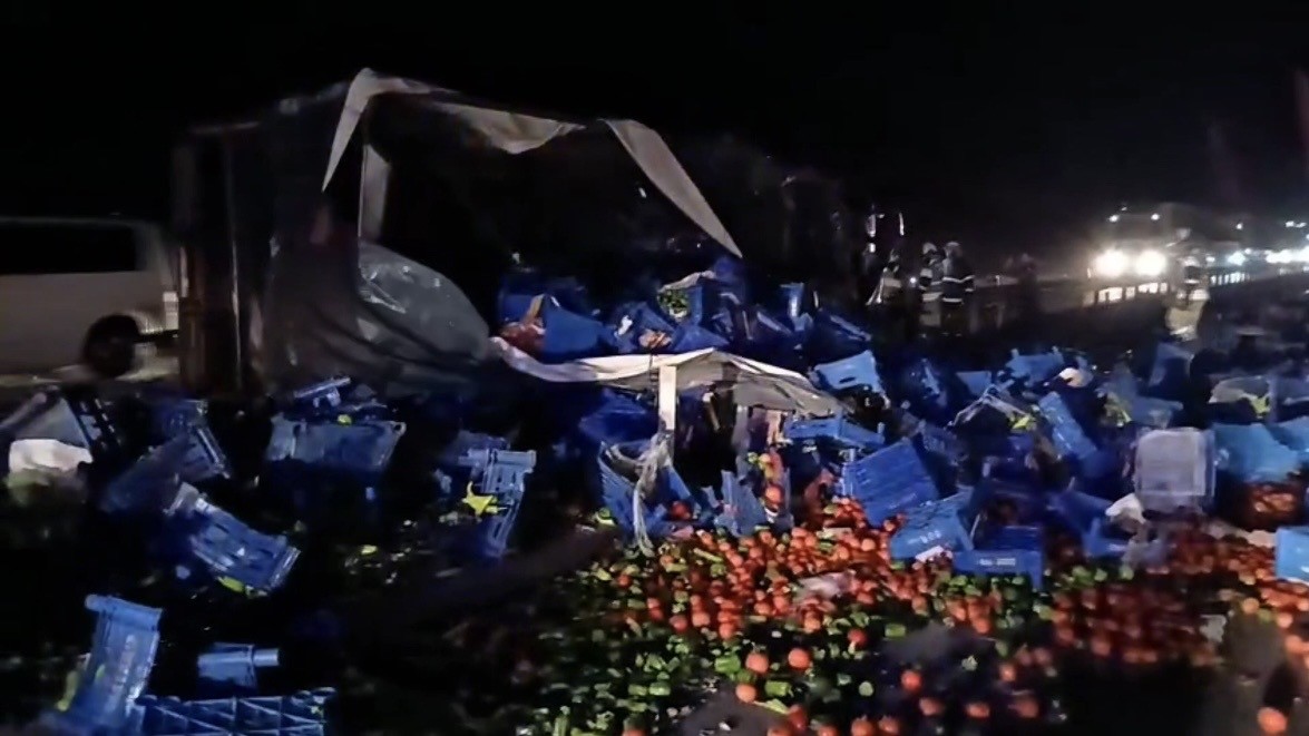 K&uuml;tahya-Eskişehir karayolunda meyve y&uuml;kl&uuml; tır devrildi
