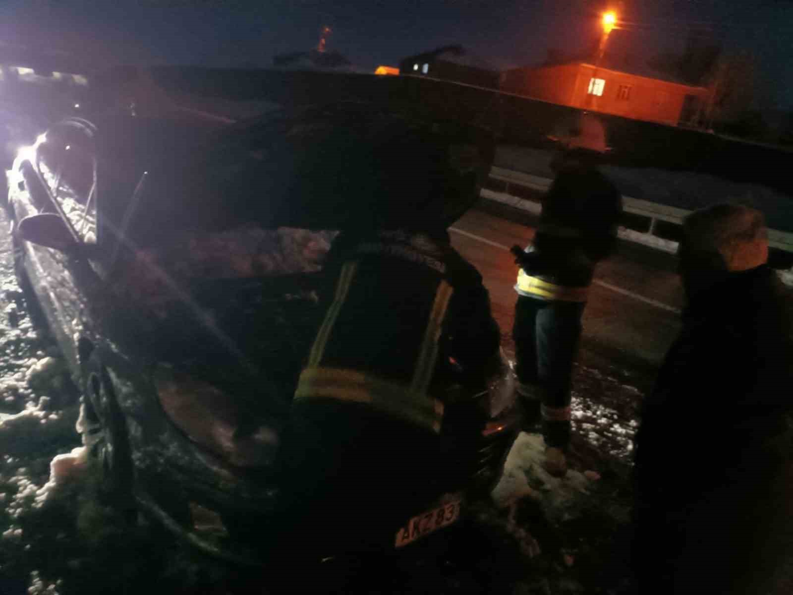 Seyir halindeyken yanan aracın motoruna karla m&uuml;dahale
