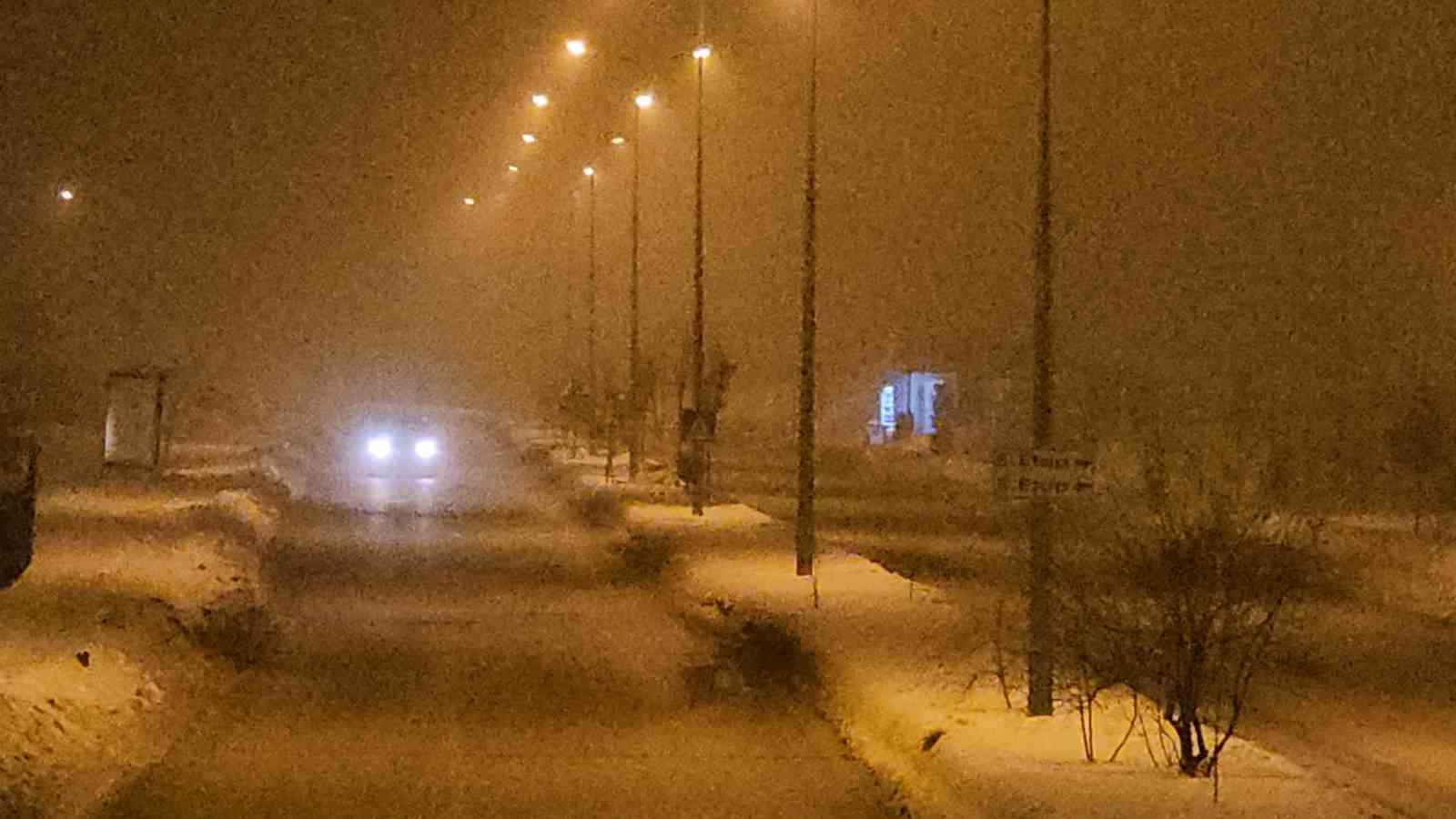 Elazığ&rsquo;da gece saatlerinde sis etkili oldu
