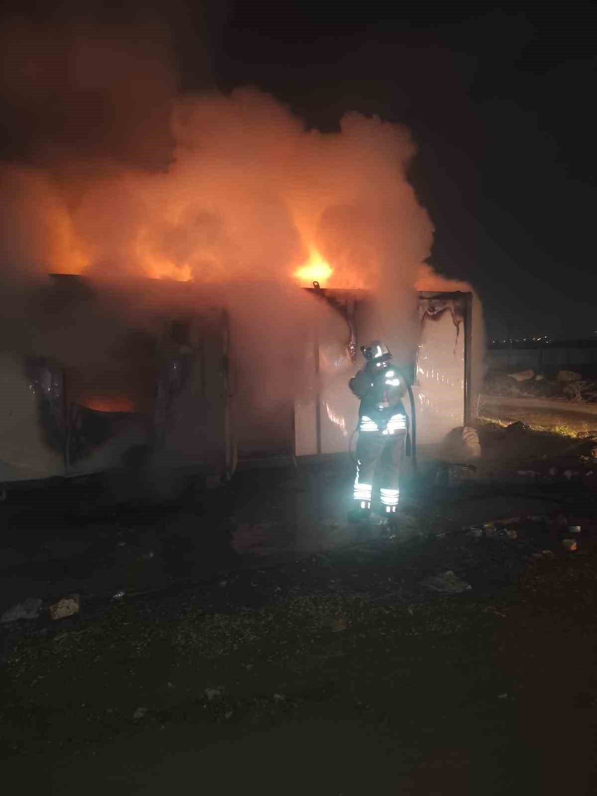 Hatay’da konteyner alevlere teslim oldu