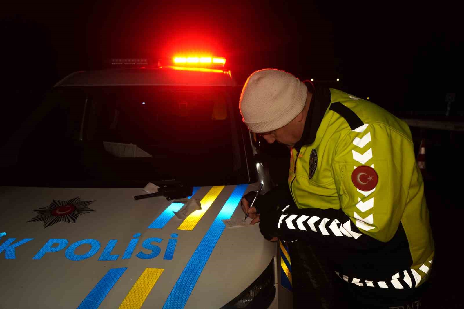 S&uuml;r&uuml;c&uuml; olduğunu iddia etti ama polis ikna olmadı: Kan izleri ger&ccedil;eği ortaya &ccedil;ıkardı
