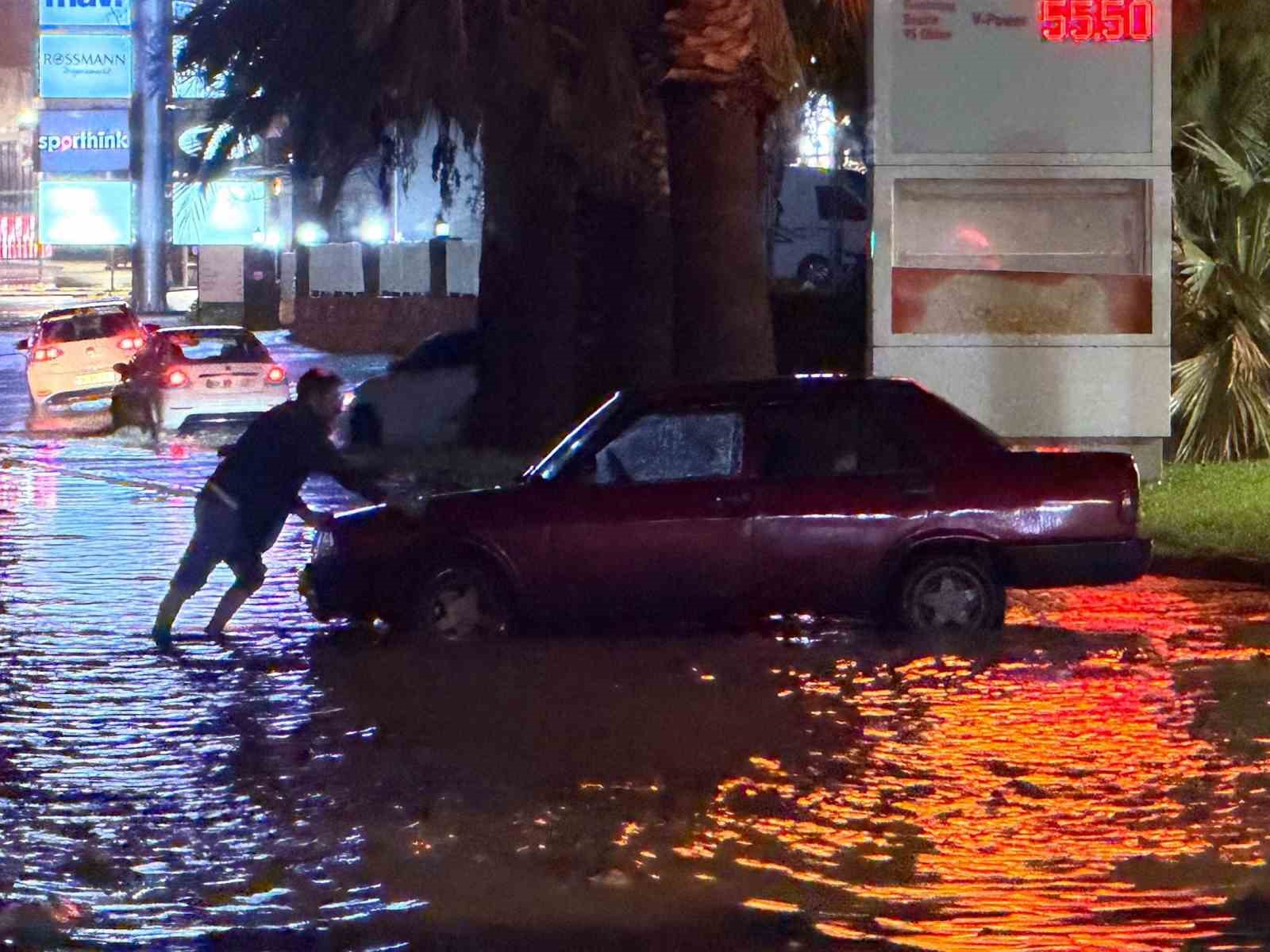 Kuşadası’nda sağanak yağış yolları göle çevirdi