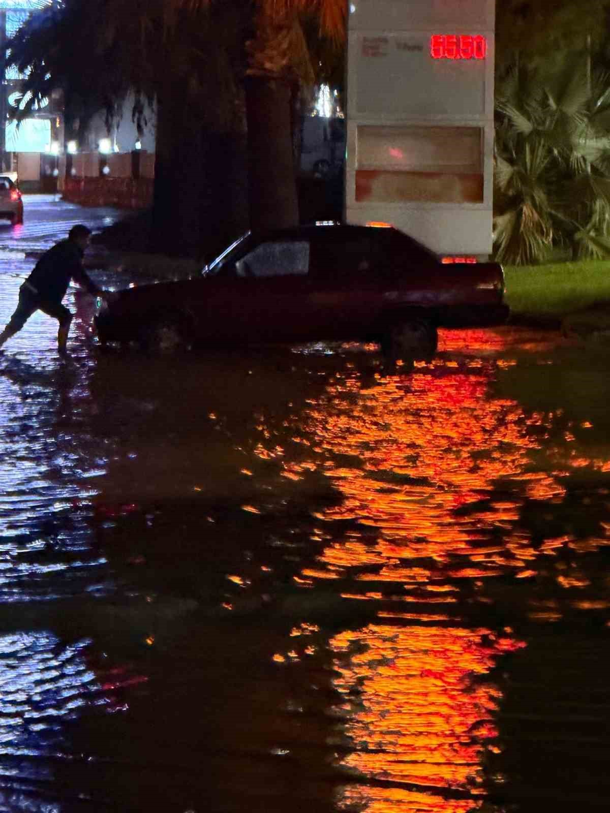 Kuşadası&rsquo;nda sağanak yağış yolları g&ouml;le &ccedil;evirdi

