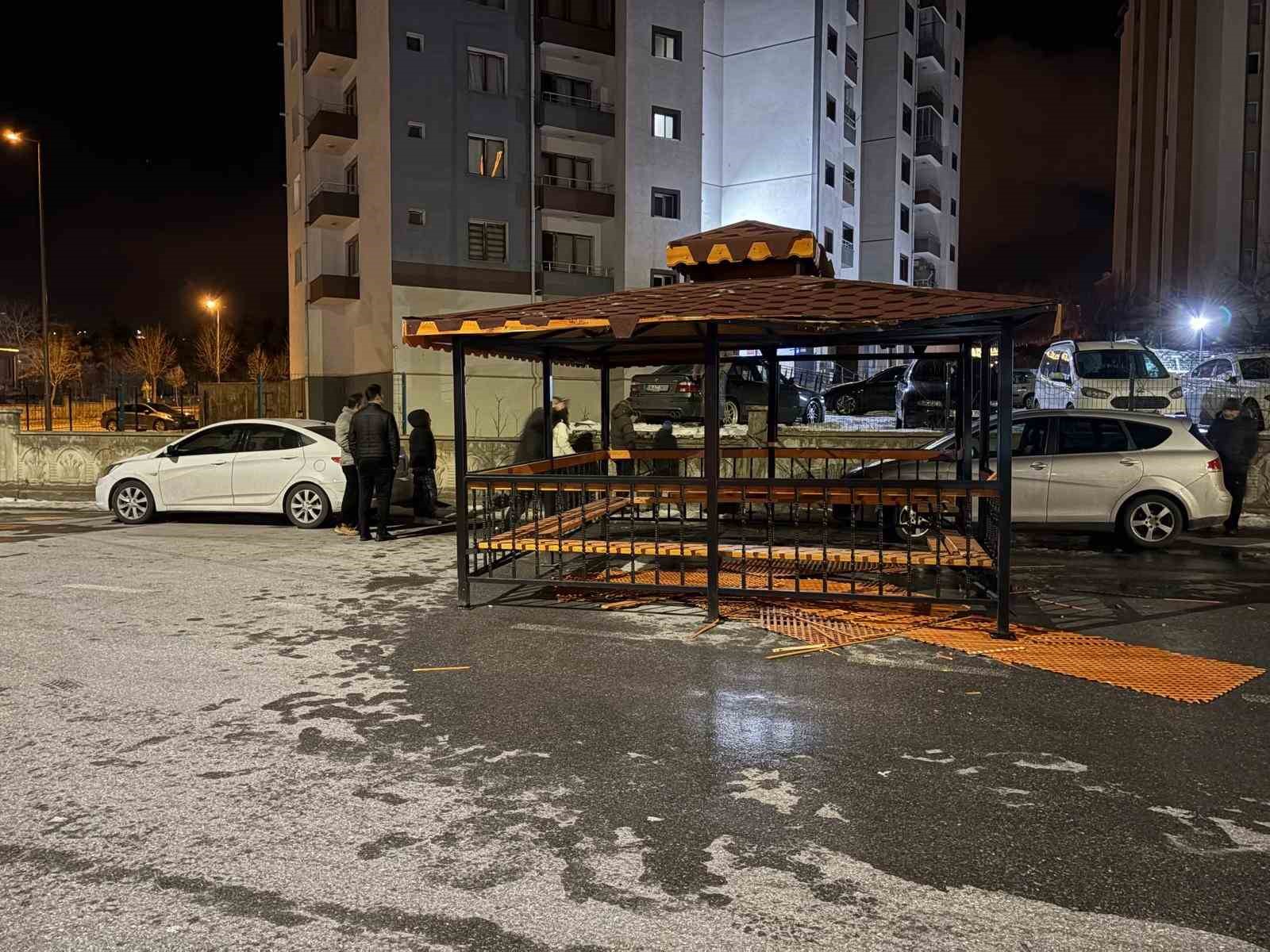 Şiddetli r&uuml;zgar, s&ouml;kt&uuml;ğ&uuml; kamelyayı bozmadan yola kondurdu
