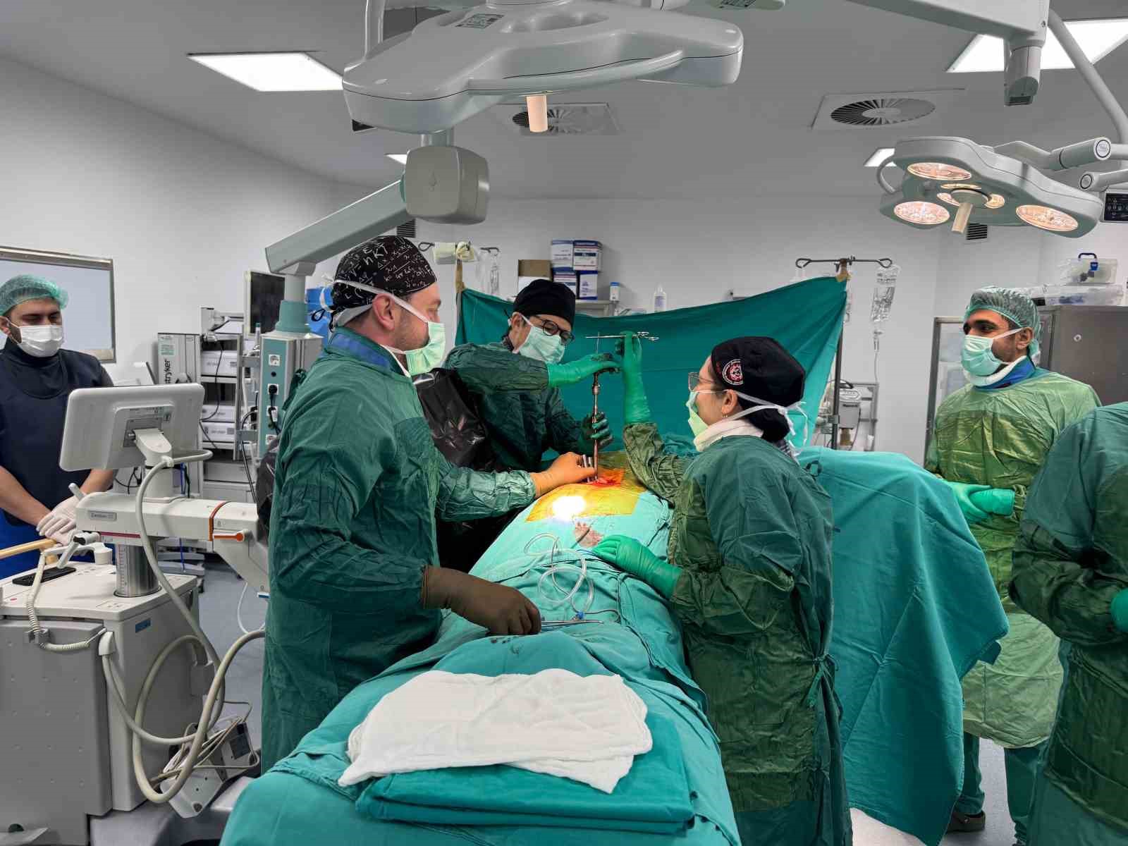 Bitlis Devlet Hastanesi&rsquo;nde bir ilk: Kapalı y&ouml;ntem omurga ameliyatı yapıldı
