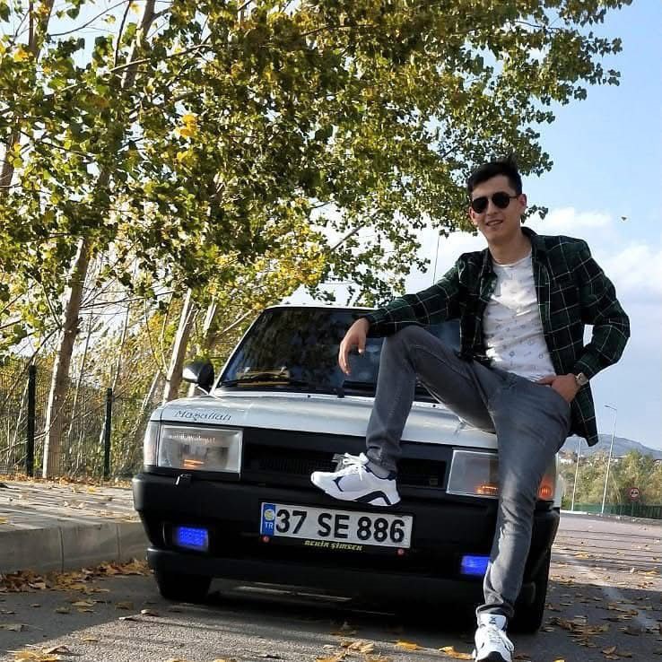 Ağaca &ccedil;arpan otomobil hurdaya d&ouml;nd&uuml;, s&uuml;r&uuml;c&uuml;s&uuml; hayatını kaybetti
