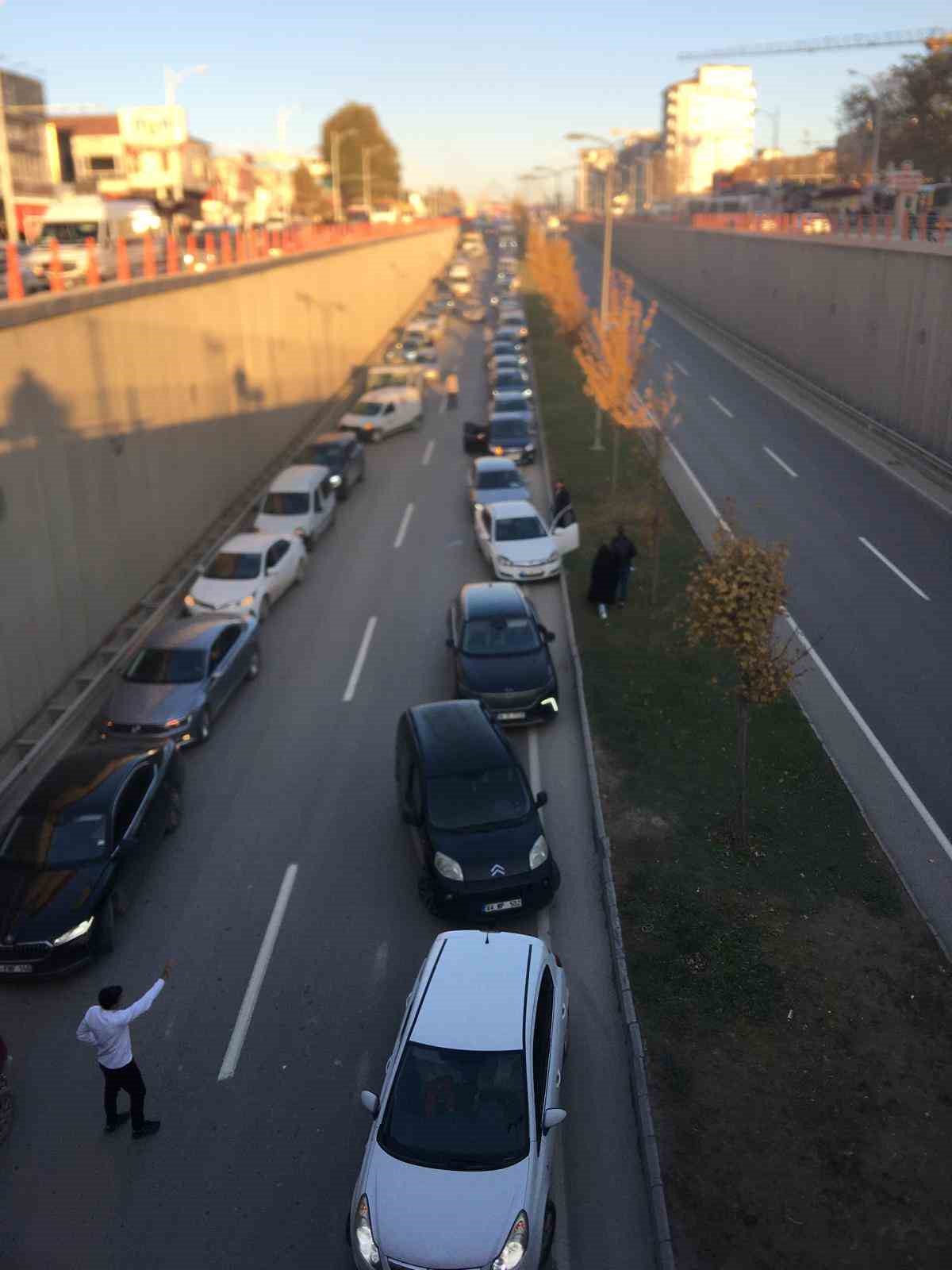 Fermuar sistemiyle ambulansa yol a&ccedil;tılar
