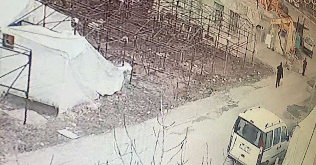 Ayakkabı hırsızları kameraya yakalandı