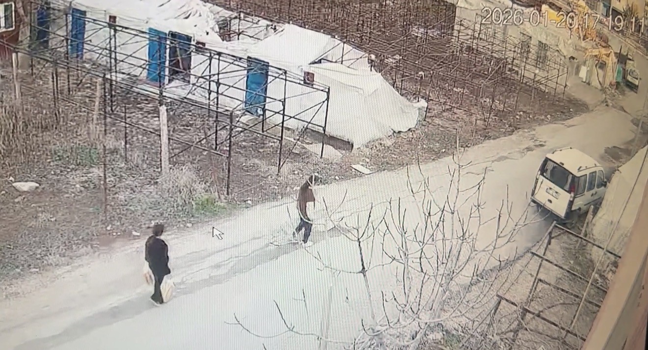 Ayakkabı hırsızları kameraya yakalandı
