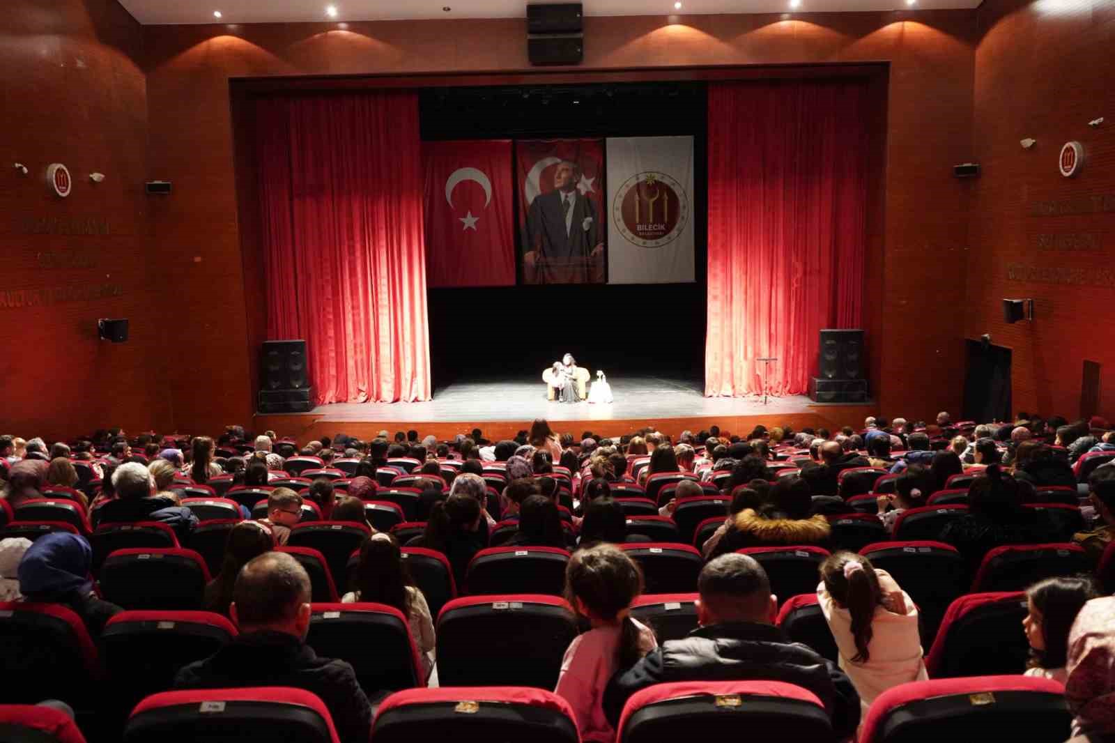 Bilecik&rsquo;te &ccedil;ocuklar kukla g&ouml;sterisi ve tiyatroyla eğlendi
