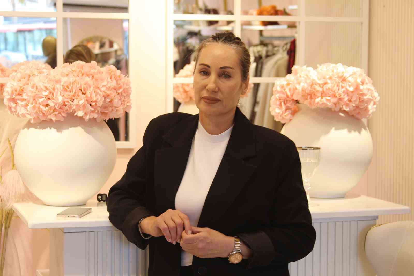 Kapalı mağazaya kurşun yağdırdılar: Esnaf kadın korku i&ccedil;inde
