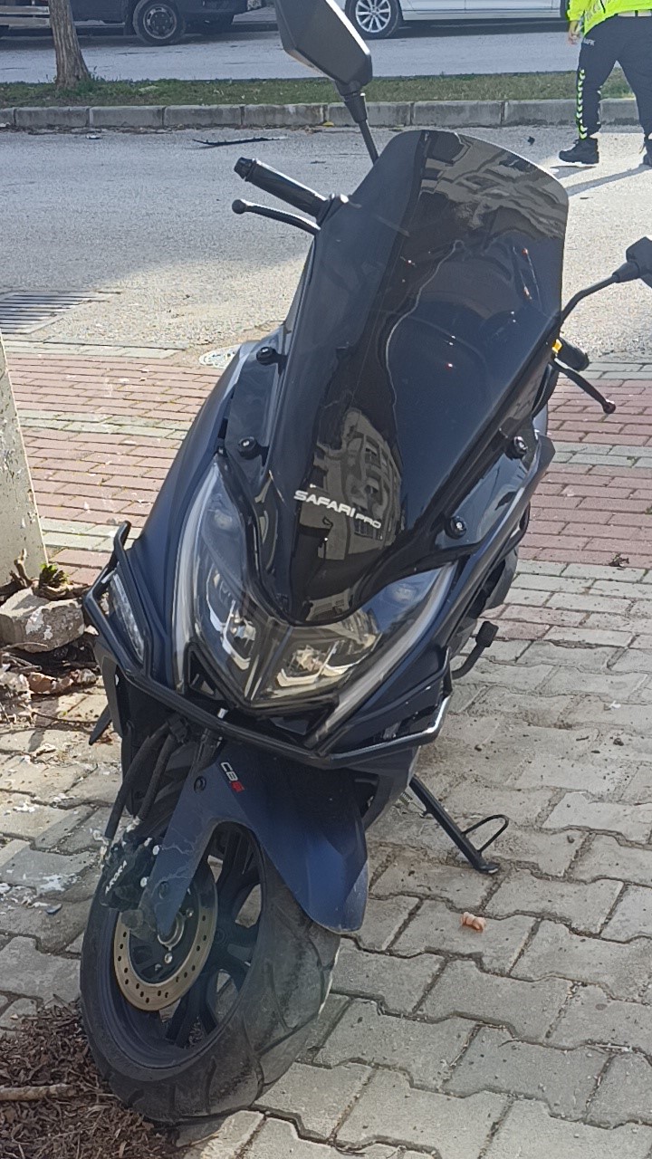 Antalya&rsquo;da otomobille motosiklet &ccedil;arpıştı: 1 yaralı
