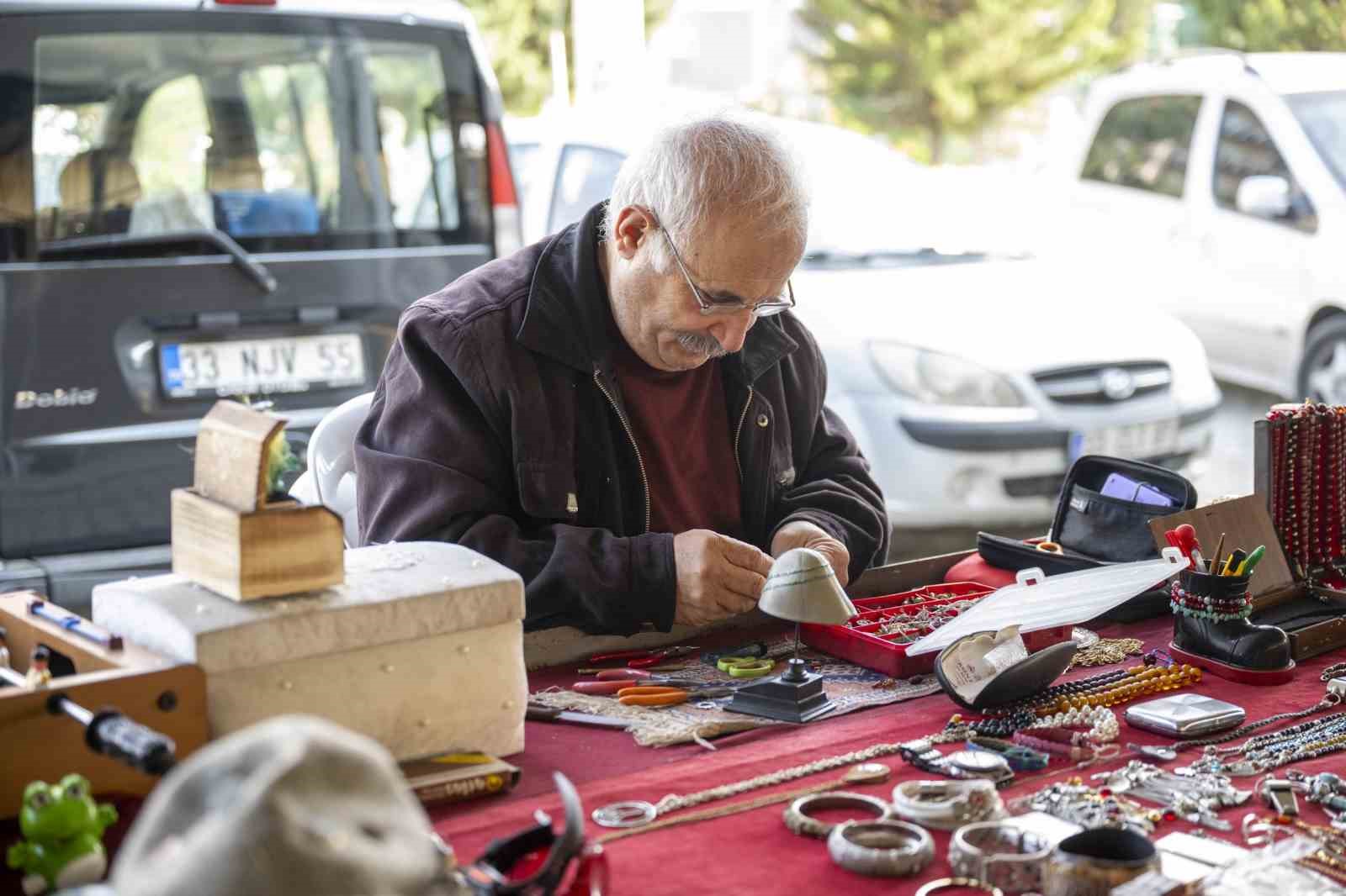 Antika pazarı, Mersin&rsquo;de nostalji tutkunlarını buluşturuyor
