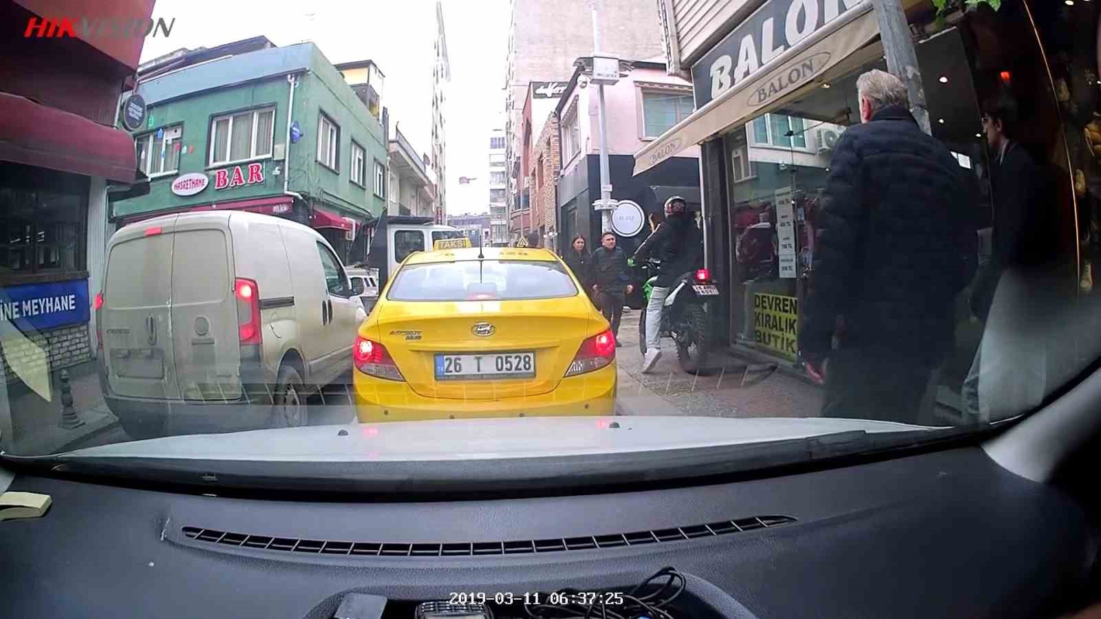 Trafikte kırmızı ışıkta beklememek için kaldırıma çıktı