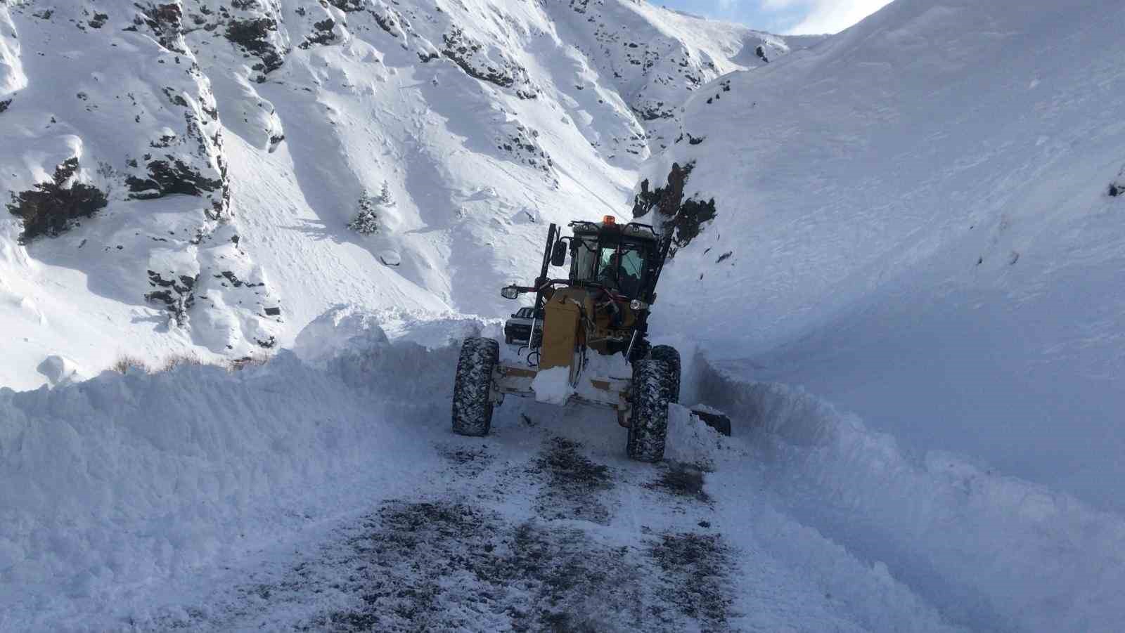 Kar ve tipi Doğu&rsquo;yu etkiledi, ekipler yolları a&ccedil;ıyor

