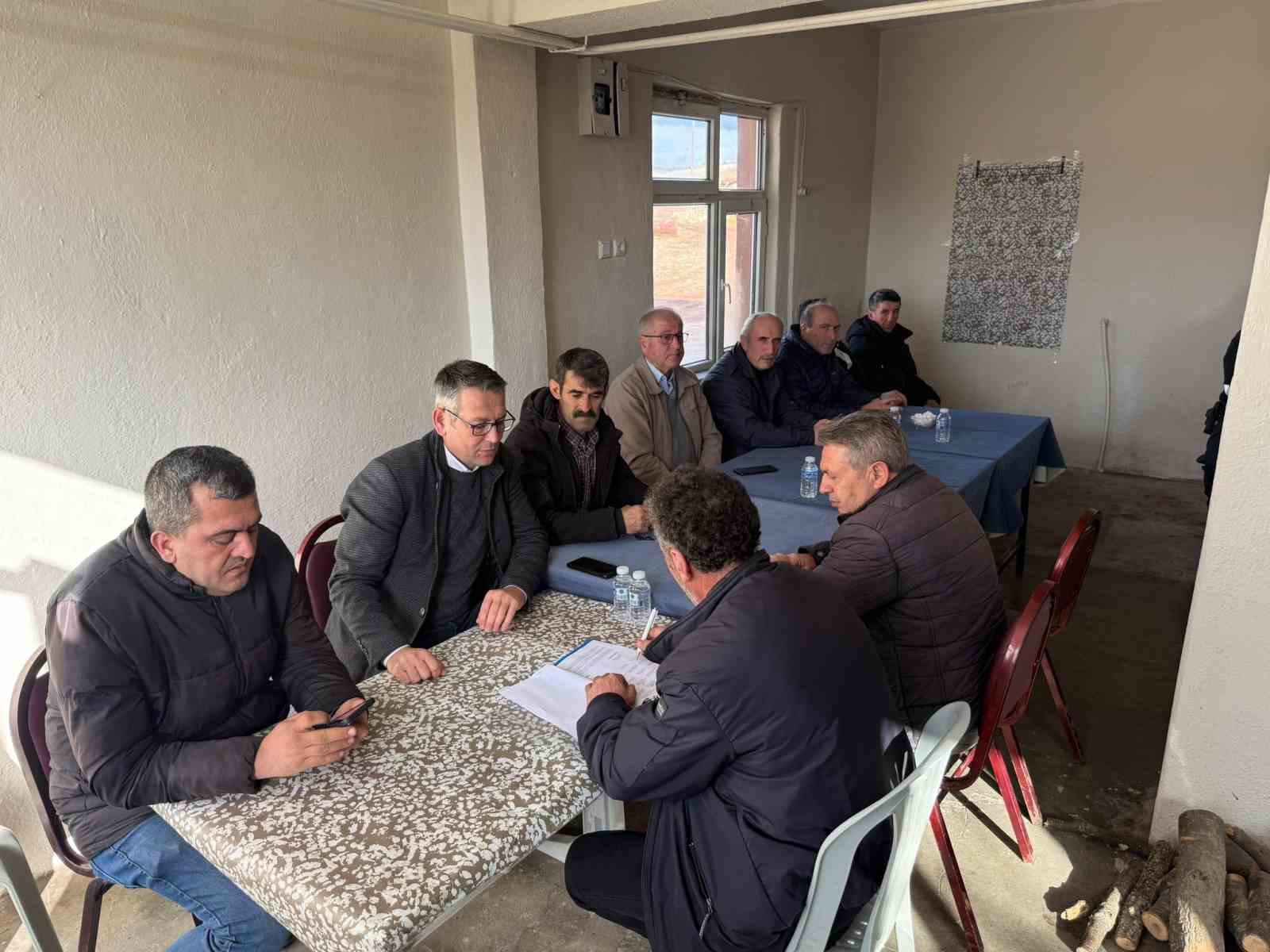 &Ccedil;avdarhisar Kaymakamı Murat Ak muhtarlarla bir araya geldi
