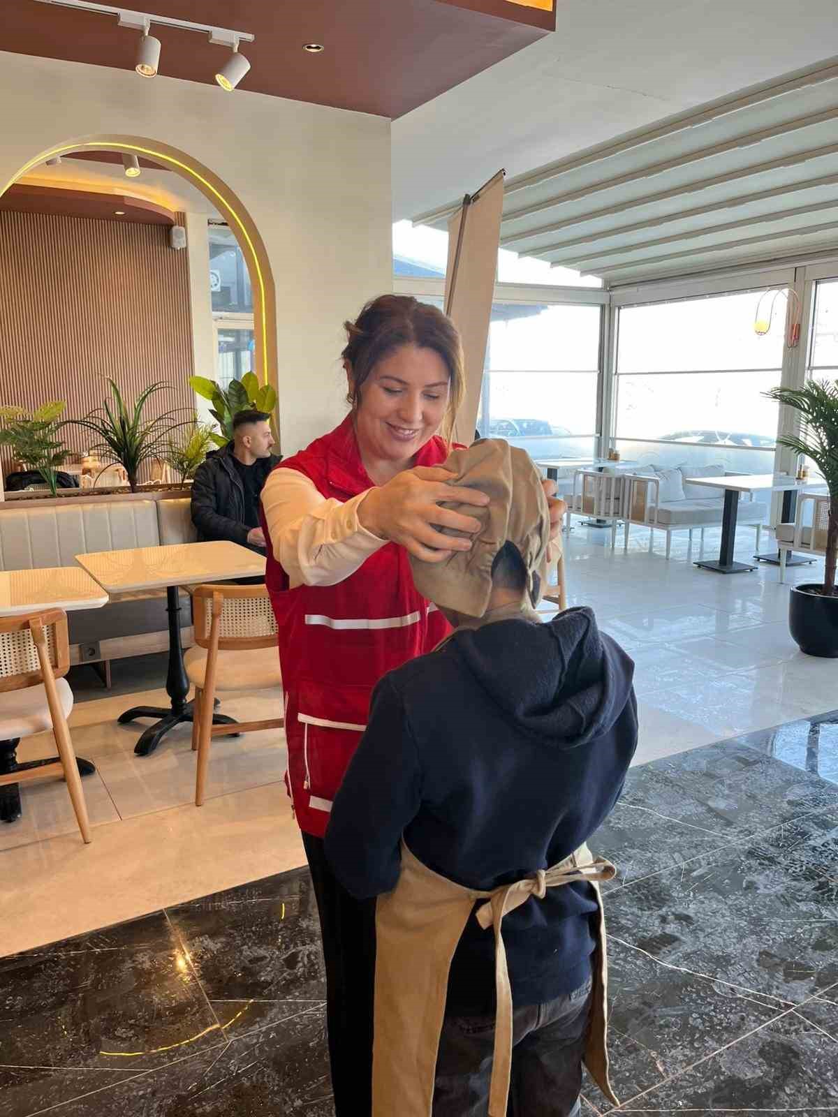 Kars Kızılay’dan sevgi evlerinde kalan çocuklara çikolata etkinliği