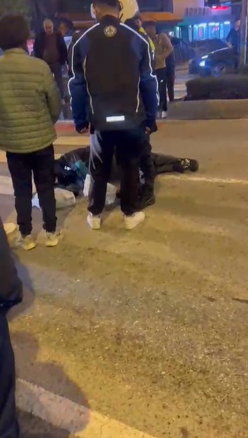 Manavgat&rsquo;ta motosikletin &ccedil;arptığı yaya ağır yaralandı
