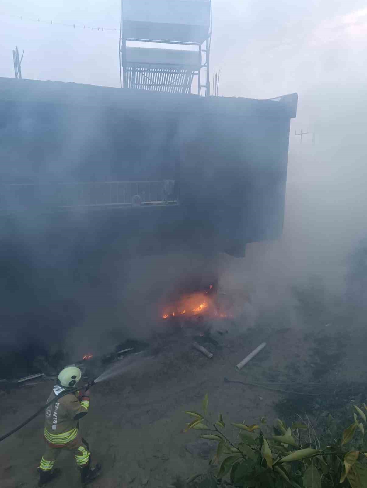 Altınözü’nde odunluk yangını