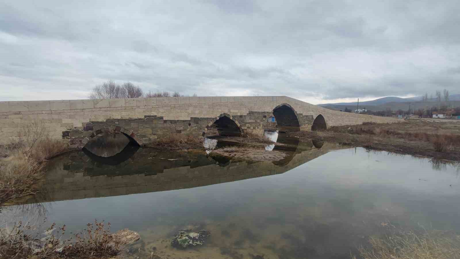 Tuzla k&ouml;pr&uuml;s&uuml;, Sel&ccedil;uklu&rsquo;dan g&uuml;n&uuml;m&uuml;ze hizmet vermeye devam ediyor

