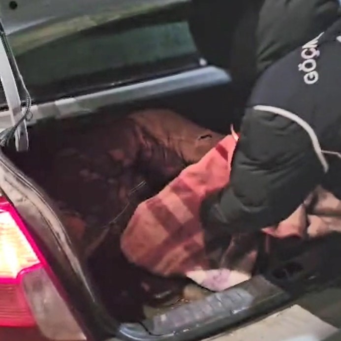 Kars’ta araçların bagajında 2 düzensiz göçmen yakalandı, 3 organizatör gözaltına alındı