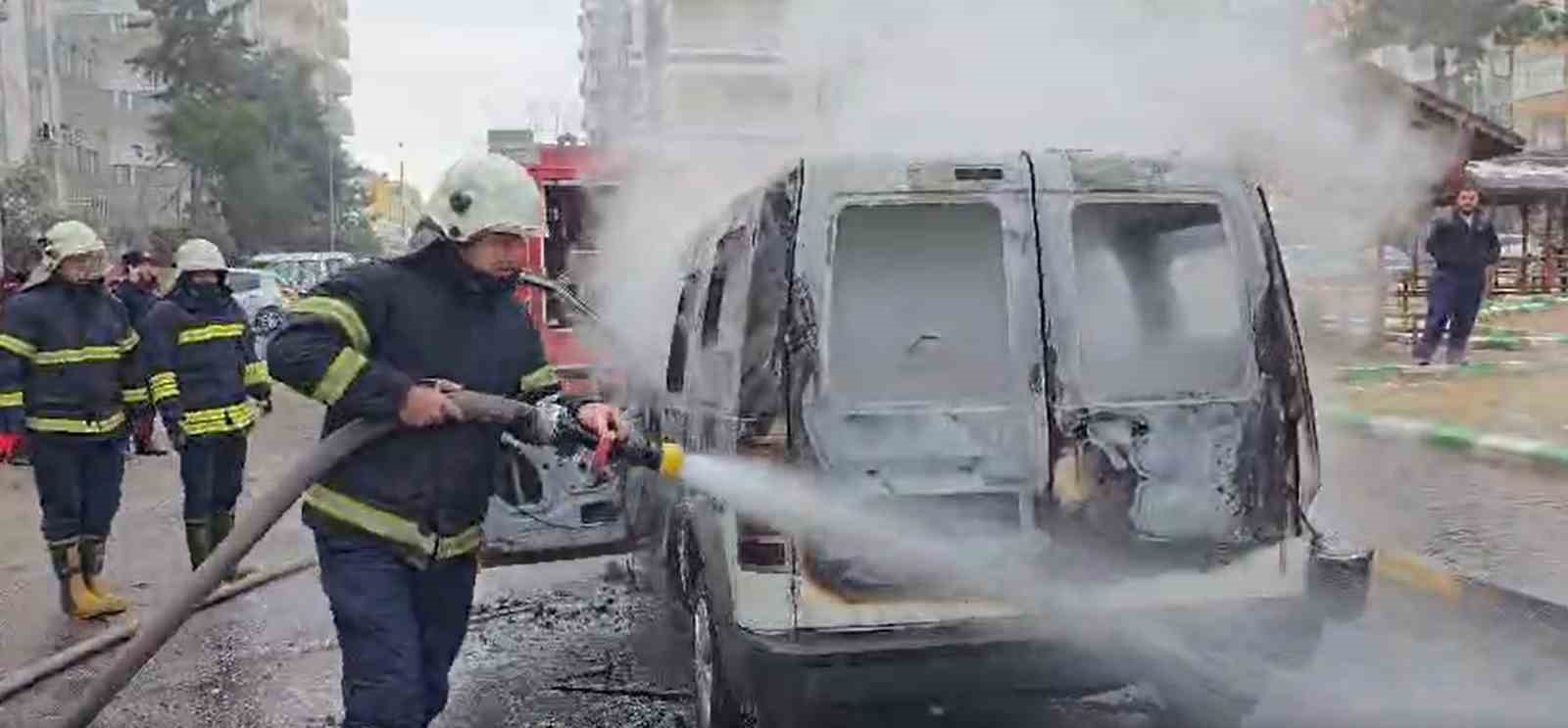 Gaziantep’te ticari araç alev alev yandı