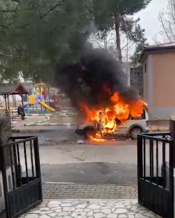 Gaziantep’te ticari araç alev alev yandı