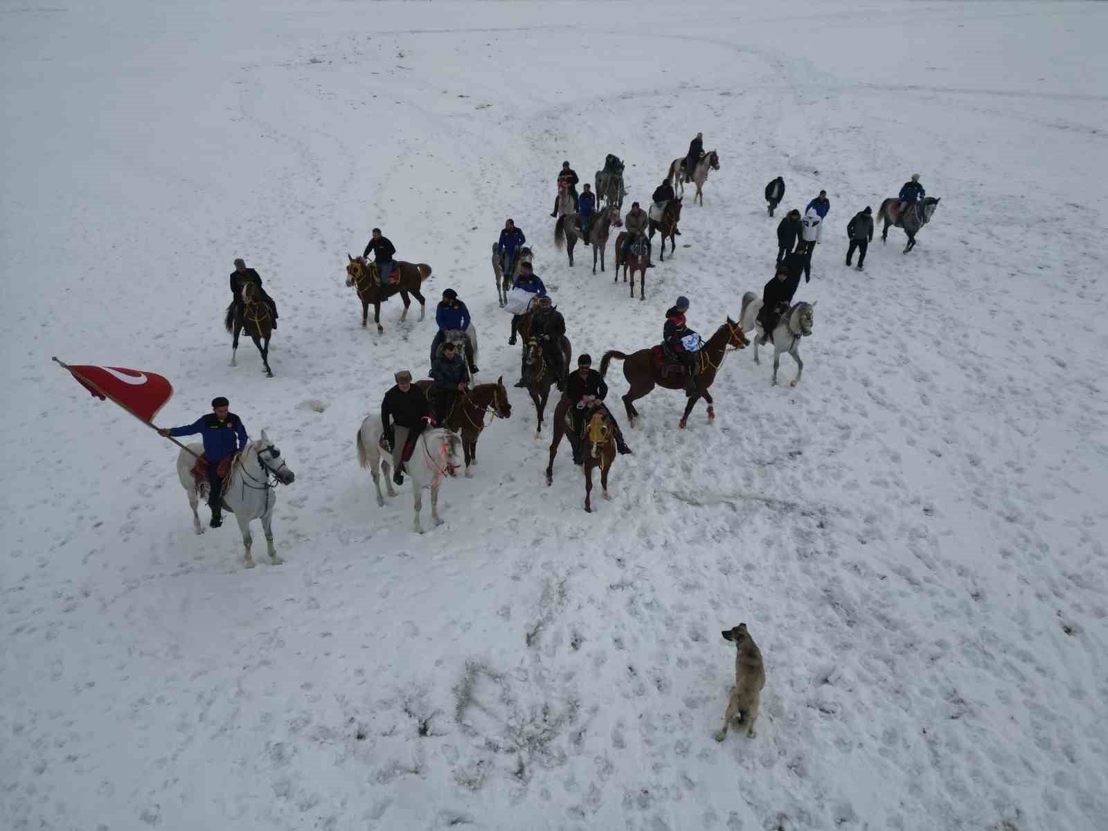 Belediye Başkanı Emrullah Akpunar, at sırtında yaban hayatı için yemleme yaptı