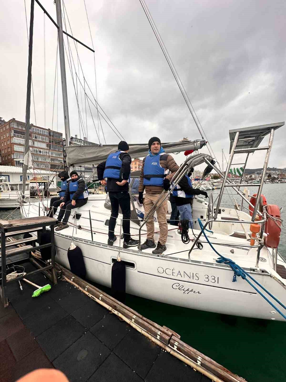 Bakan Uraloğlu: "TYF ile DGM arasında yapılan uygulama eğitimi protokolü sayesinde 2025 yılı için elde edilen 47 milyon lira gelir 80 yelken kulübü arasında paylaştırıldı"