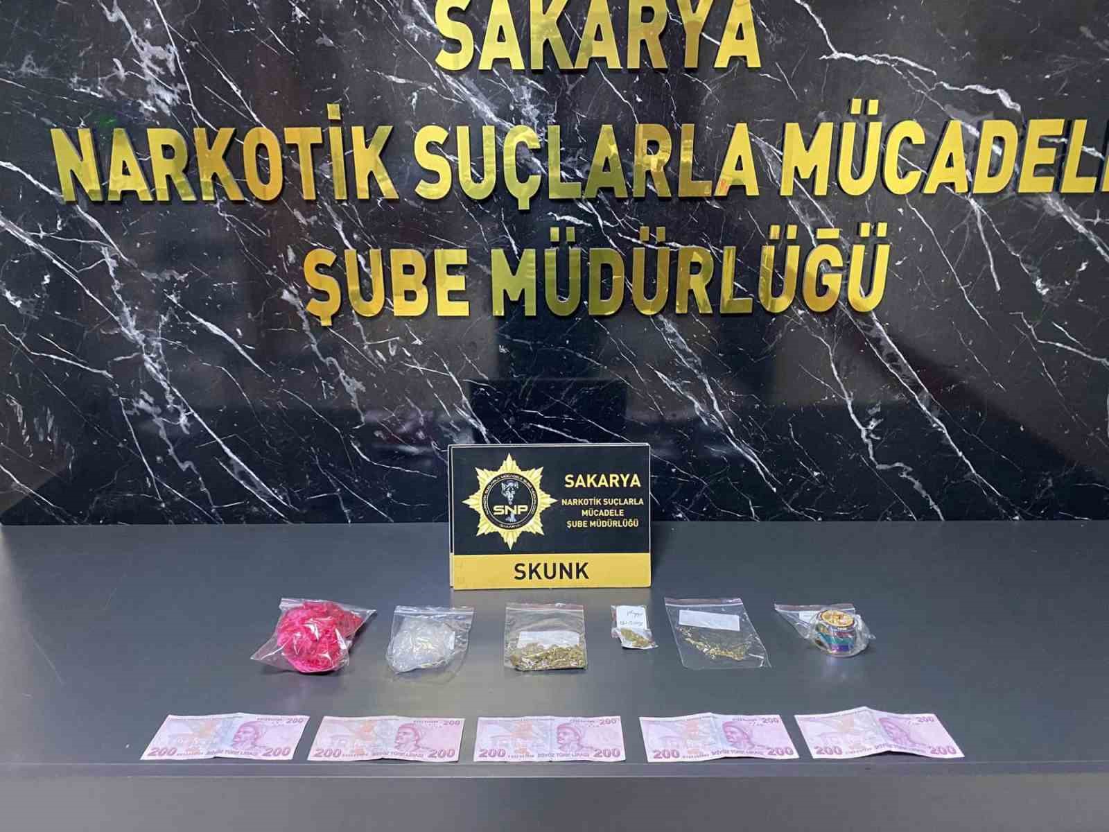 Sakarya&rsquo;da 15 kilo bonzai &uuml;retilebilecek hammadde ele ge&ccedil;irildi
