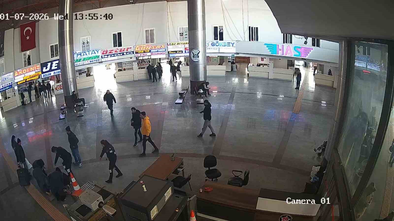 Otogarda bir anda yere yığılan kadına güvenlikten hayat kurtaran müdahale