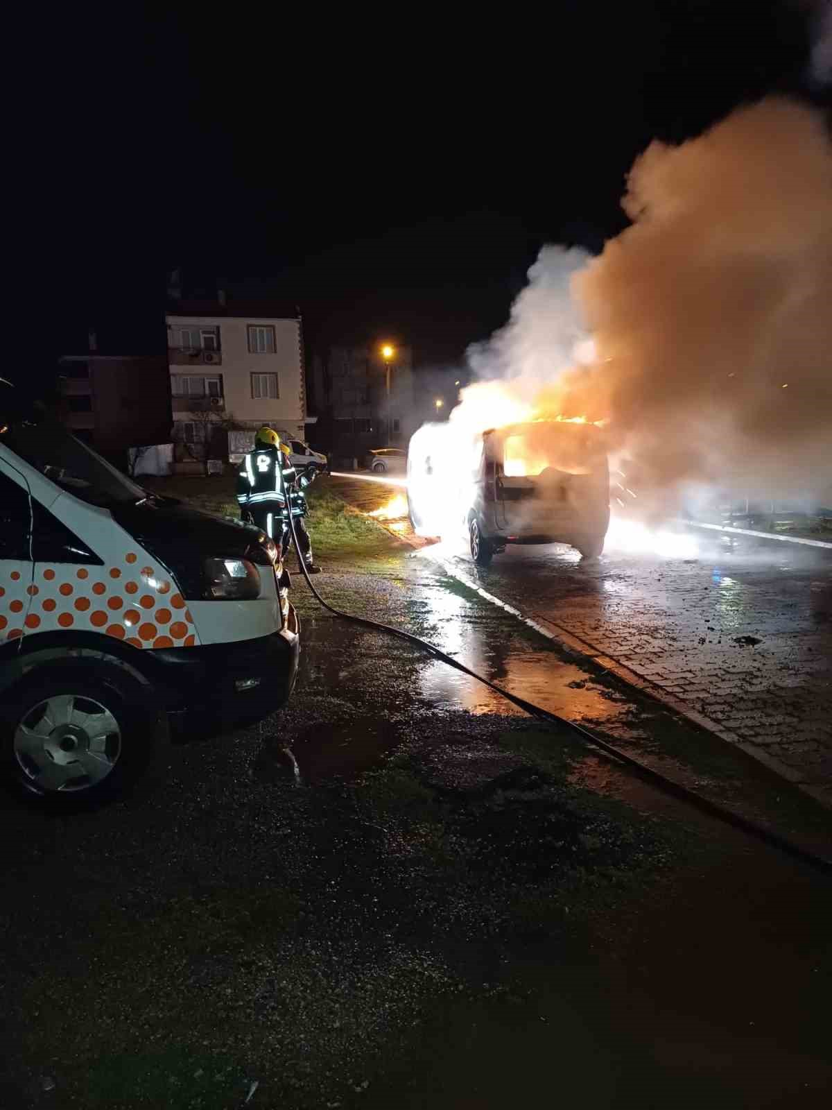 Balıkesir&rsquo;de park halindeki ticari ara&ccedil; yandı
