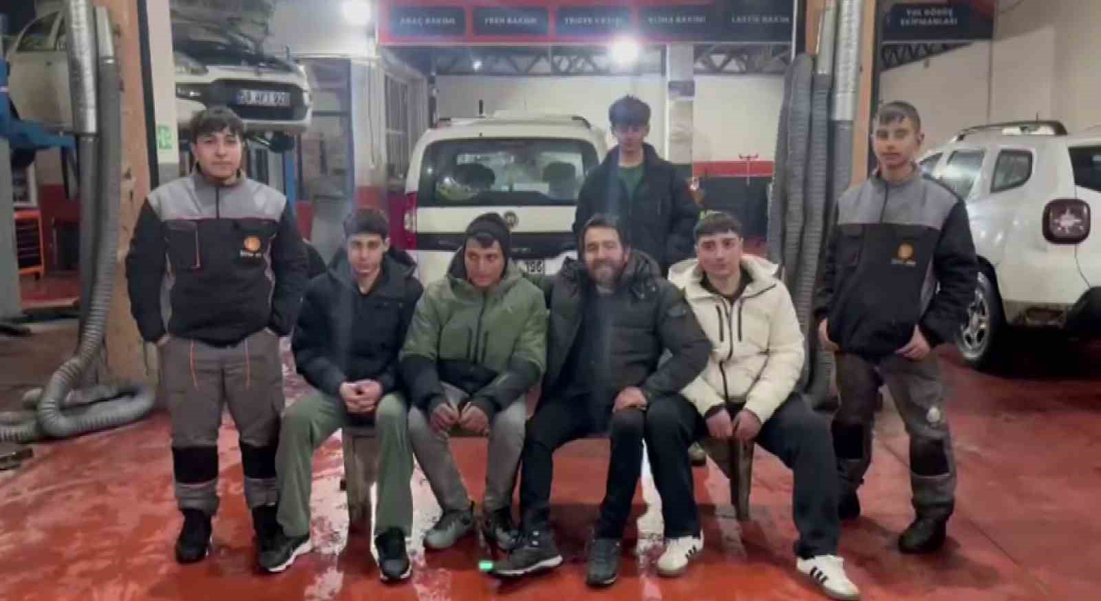 Çıraklarının isteğini geri çevirmeyen usta, karda eğlenceye ortak oldu