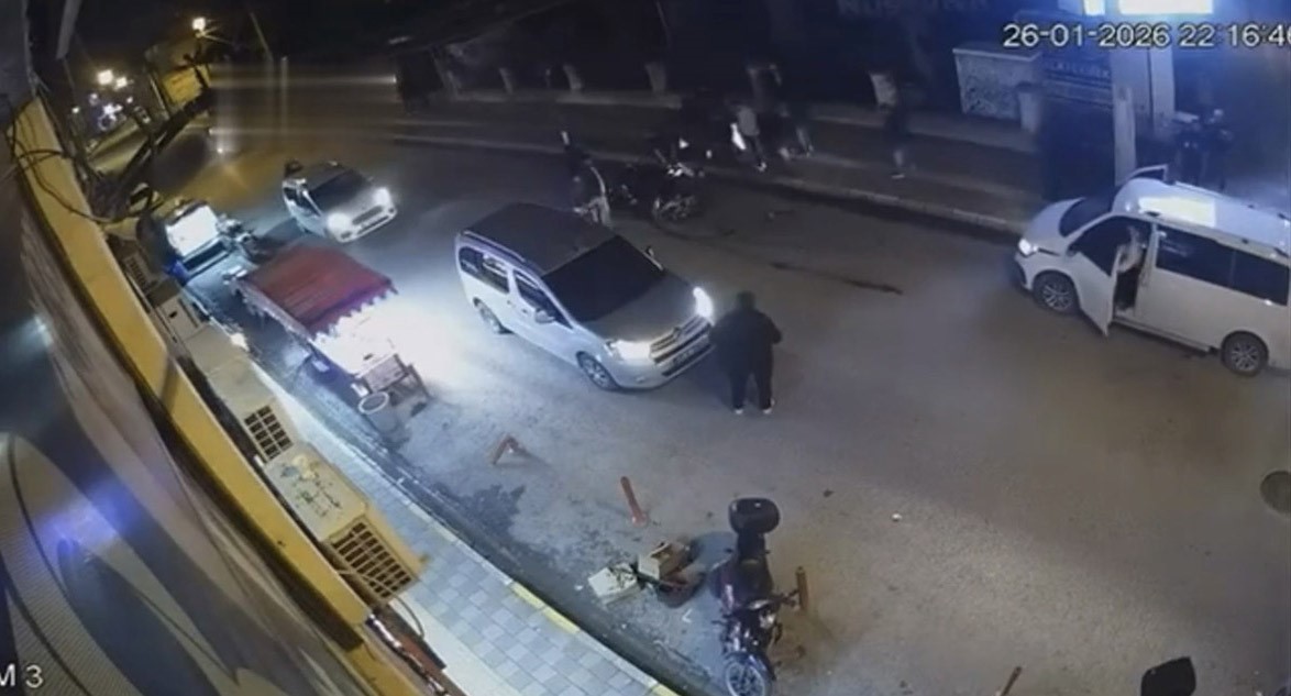 Mardin&rsquo;de motosikletlerin &ccedil;arpıştığı kaza g&uuml;venlik kamerasına yansıdı
