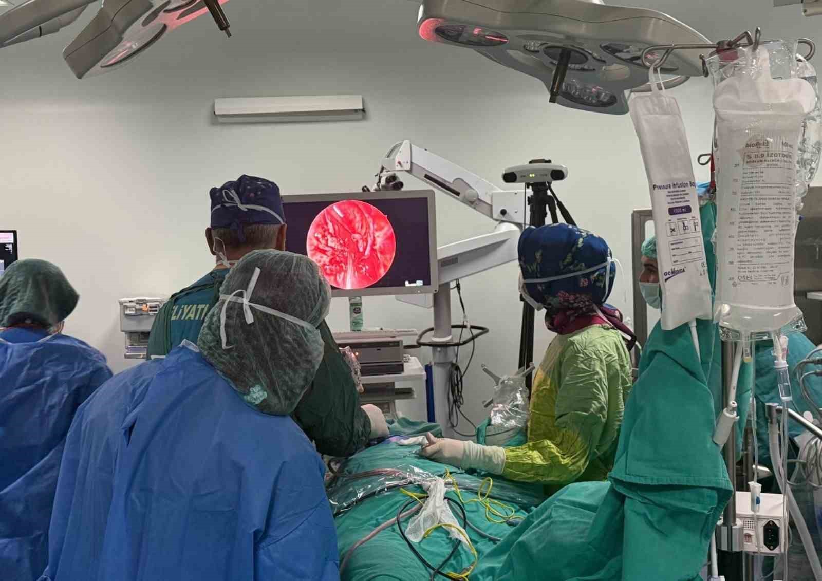 Karab&uuml;k&rsquo;te ilk kez burundan girilerek beyin t&uuml;m&ouml;r&uuml; ameliyatı yapıldı
