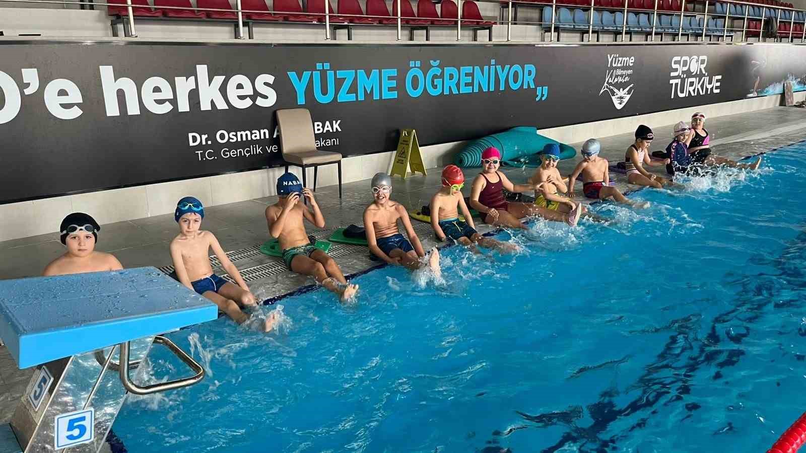 Aydınlı &ccedil;ocuklar y&uuml;zme &ouml;ğrenip, tatilin tadını &ccedil;ıkarıyor
