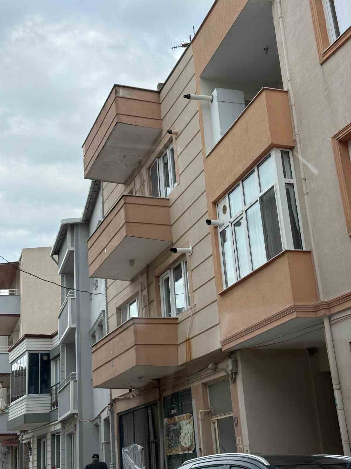 Bandırma&rsquo;da balkondan d&uuml;şen 51 yaşındaki adam hayatını kaybetti
