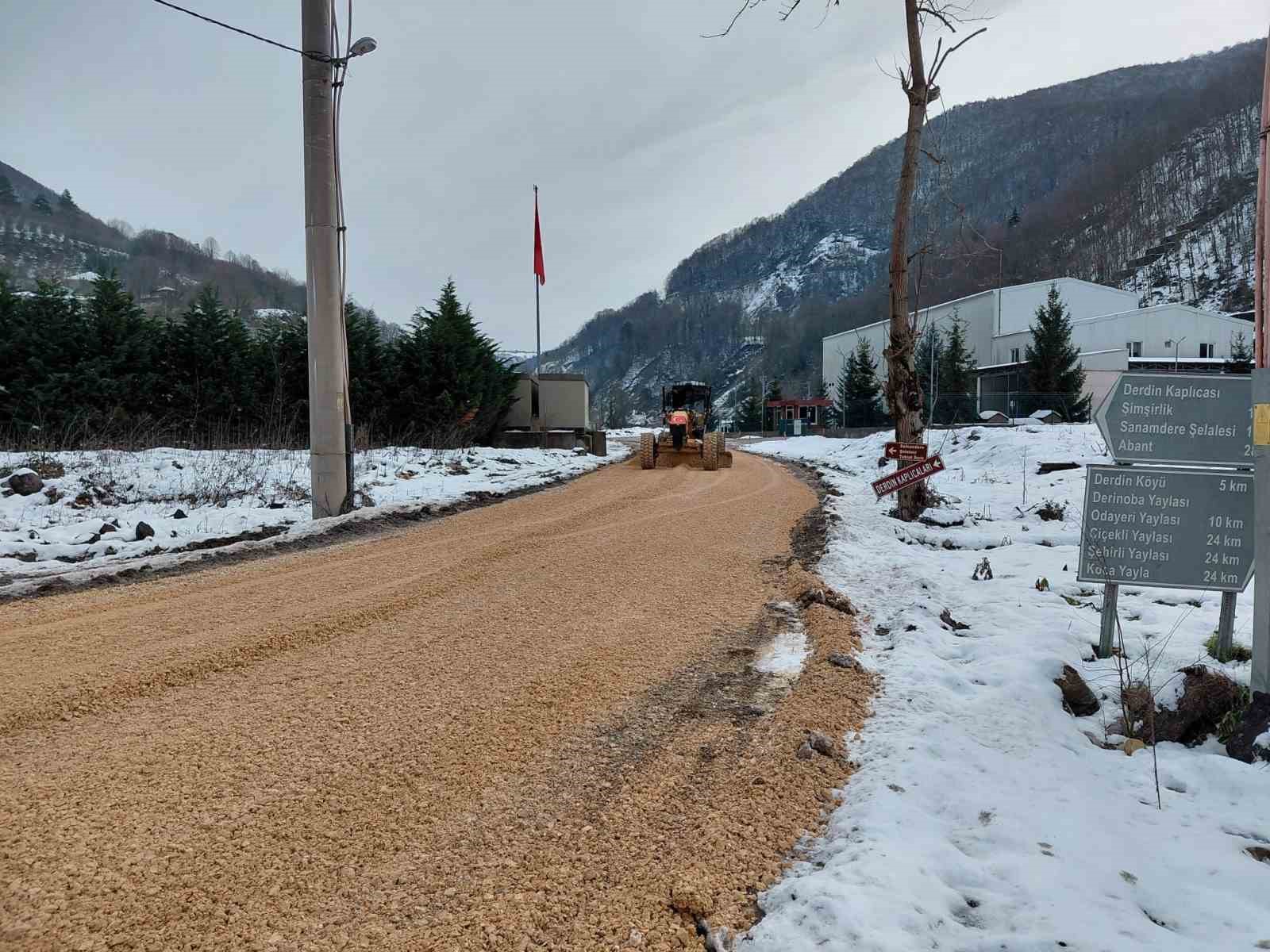 Köylerde yol bakım çalışmaları sürüyor