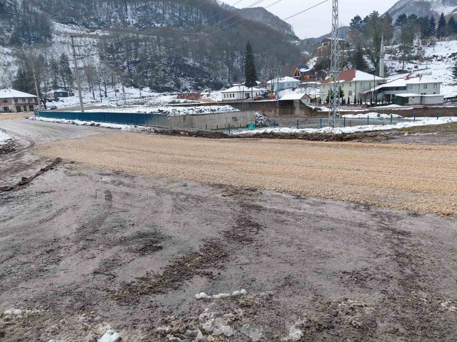 K&ouml;ylerde yol bakım &ccedil;alışmaları s&uuml;r&uuml;yor
