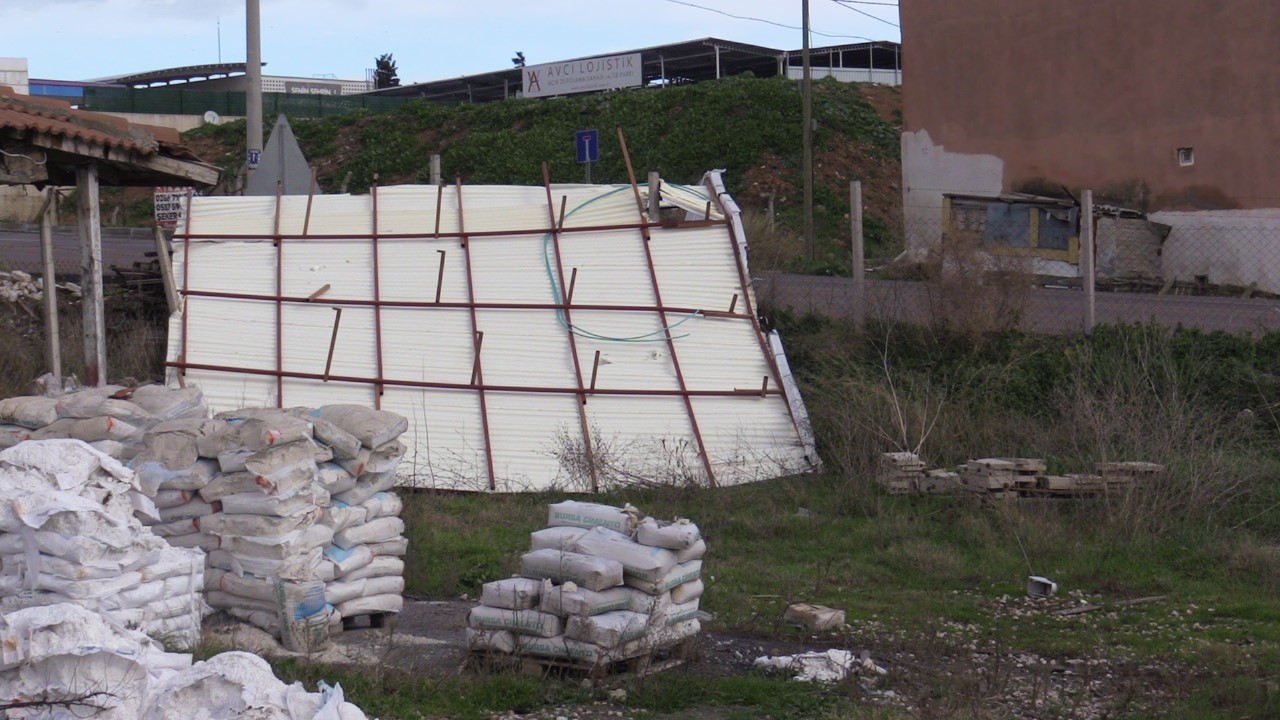 Bandırma&rsquo;da fırtına, m&uuml;stakil evin &ccedil;atısını 60 metre u&ccedil;urdu
