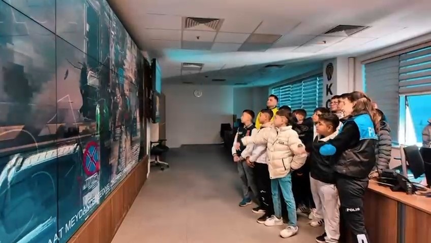 Emniyet kapılarını &ccedil;ocuklara a&ccedil;tı
