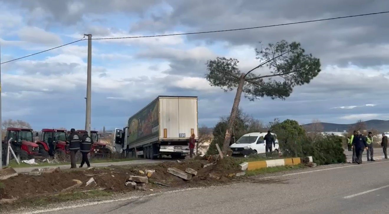 G&ouml;nen-Bandırma yolunda kontrolden &ccedil;ıkan tır şarampole savruldu

