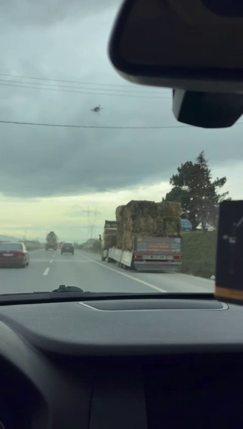 Seyir halindeki tırdan d&uuml;şen saman balyaları trafiği tehlikeye attı
