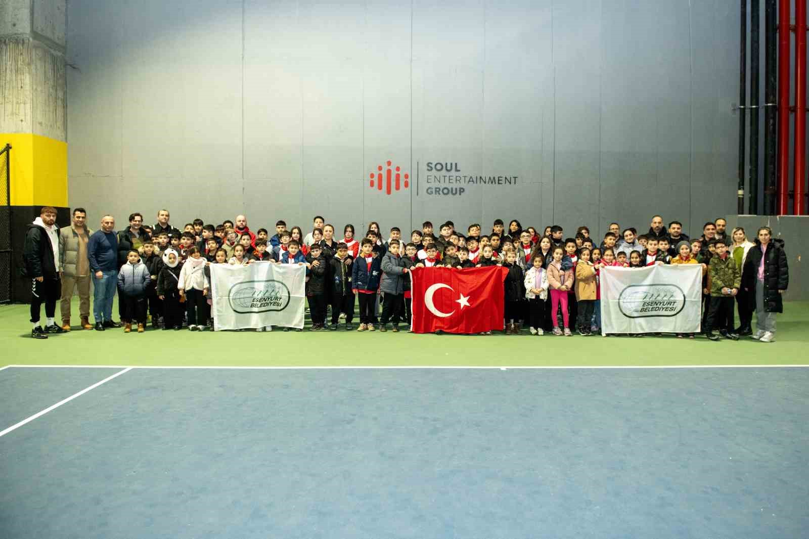 Esenyurtlu öğrenciler Avrupa’nın en büyük tenis akademilerinden birini ziyaret etti