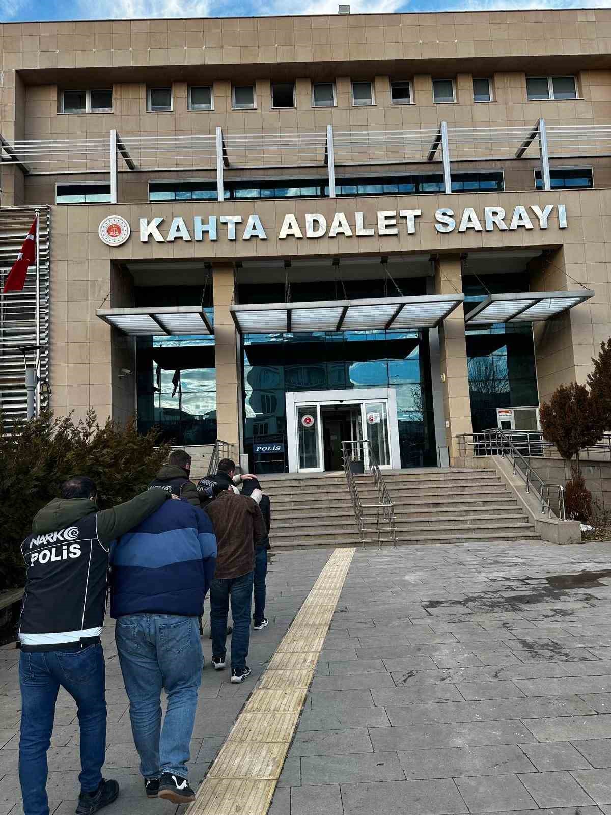 Kahta&rsquo;da uyuşturucu operasyonu: 3 tutuklama
