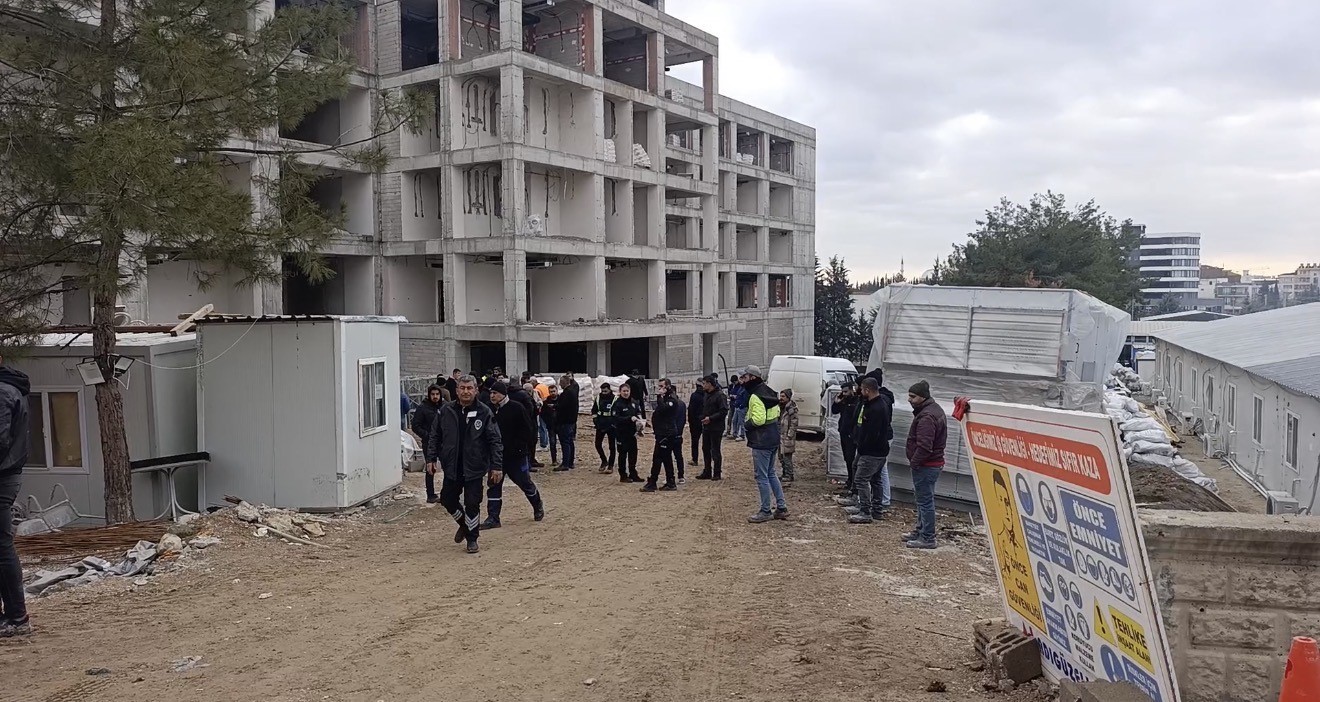 İş makinesi ile duvar arasında sıkışan iş&ccedil;i hayatını kaybetti
