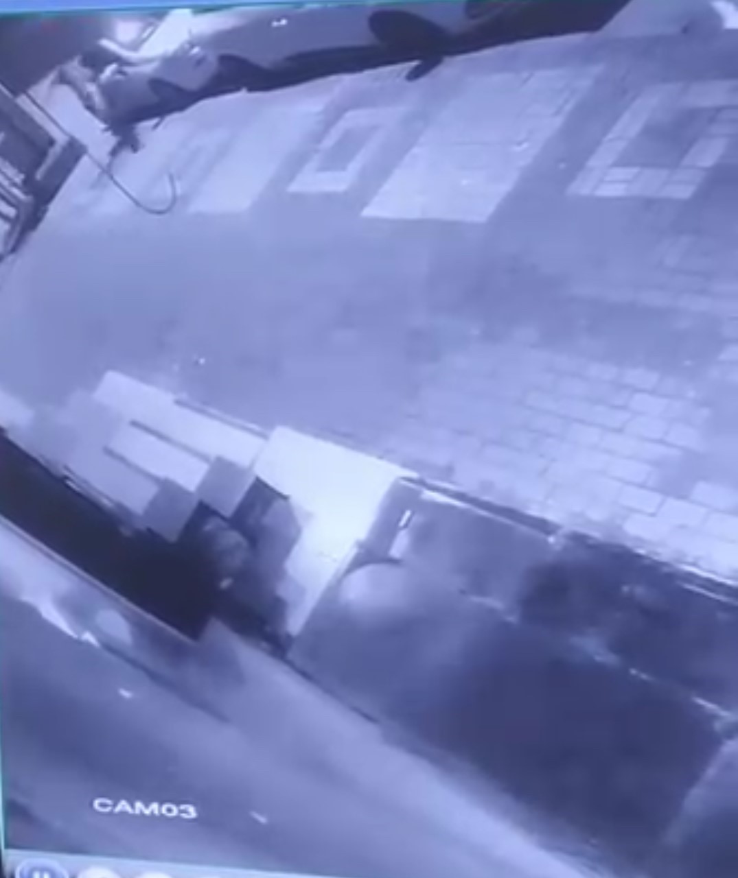 Otomobillerin aynalarını kırıp camlarını yumrukladılar, hiçbir şey olmamış gibi gittiler