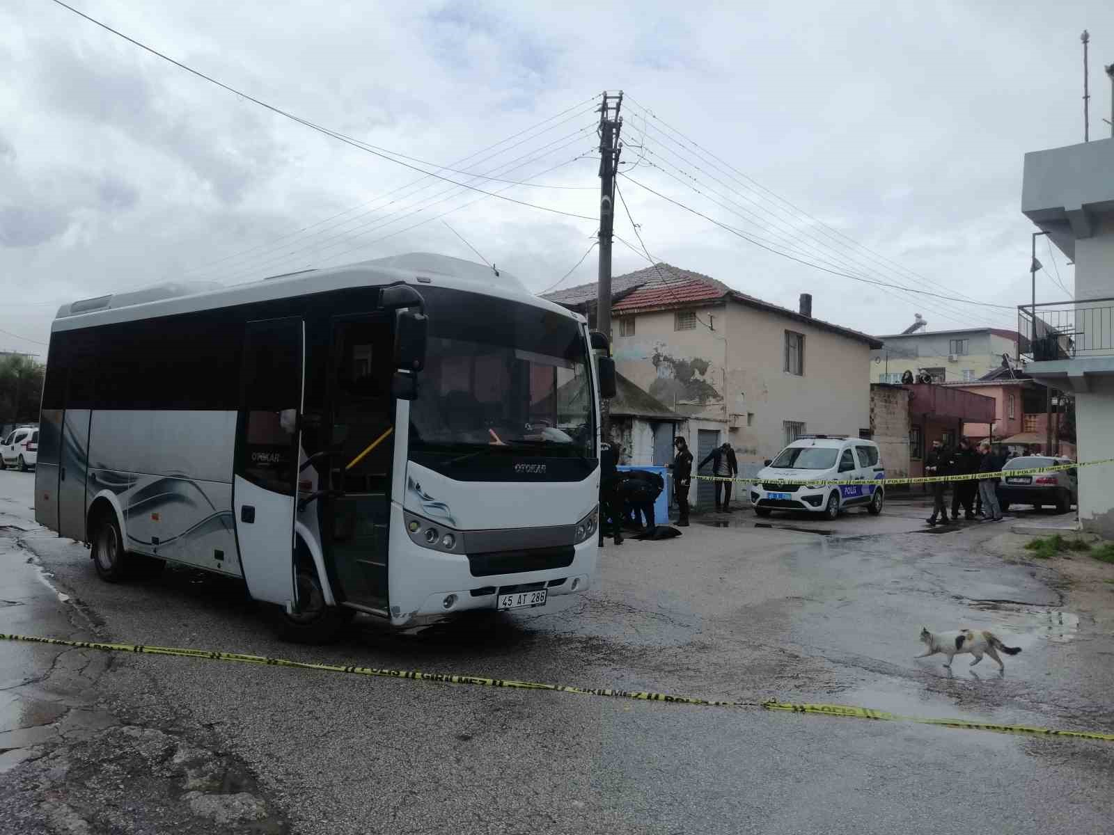 Boşanma aşamasındaki karısını sokak ortasında öldürdü