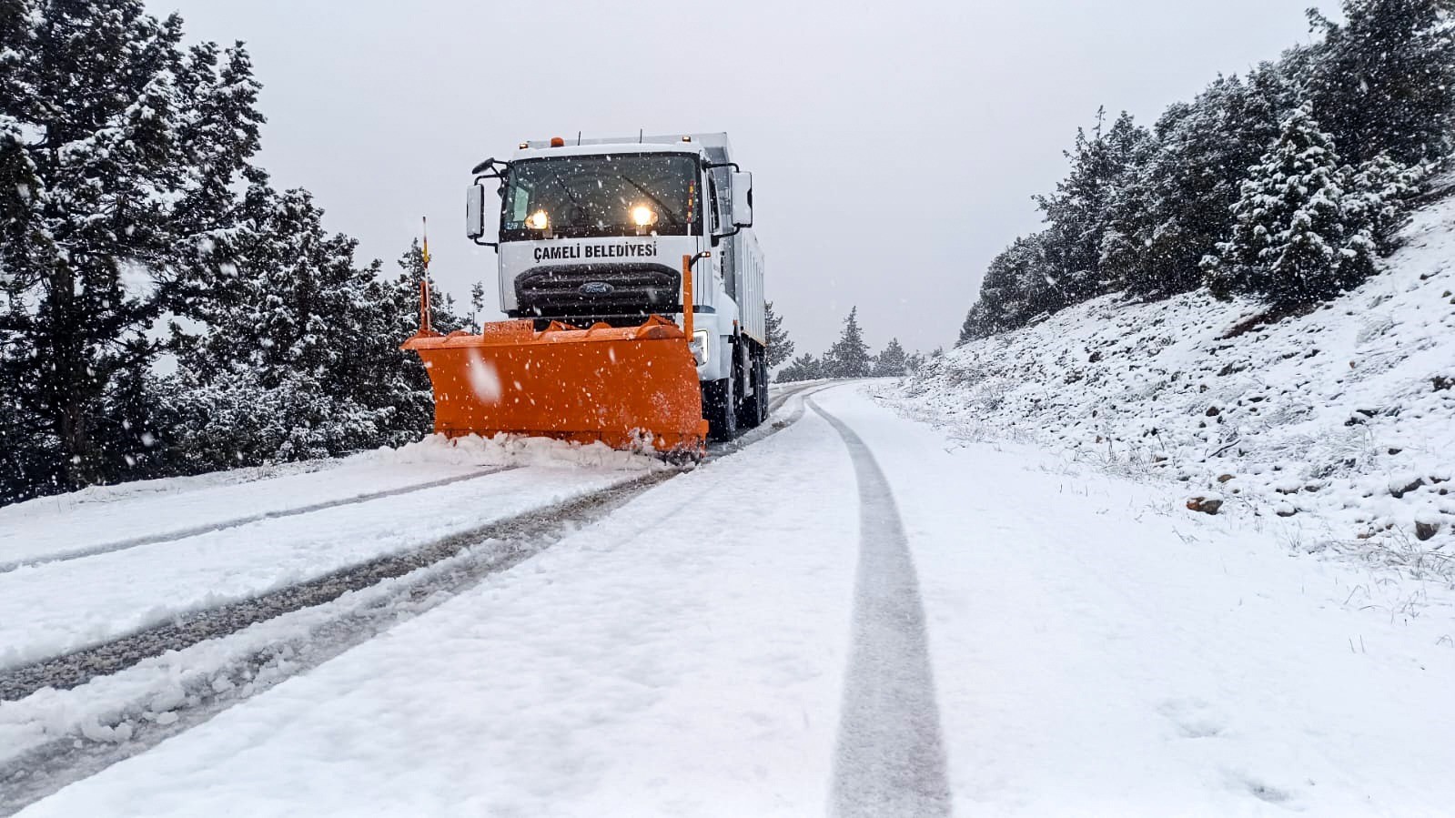 Çameli Belediyesi ekipleri karla mücadeleyi aralıksız sürdürüyor