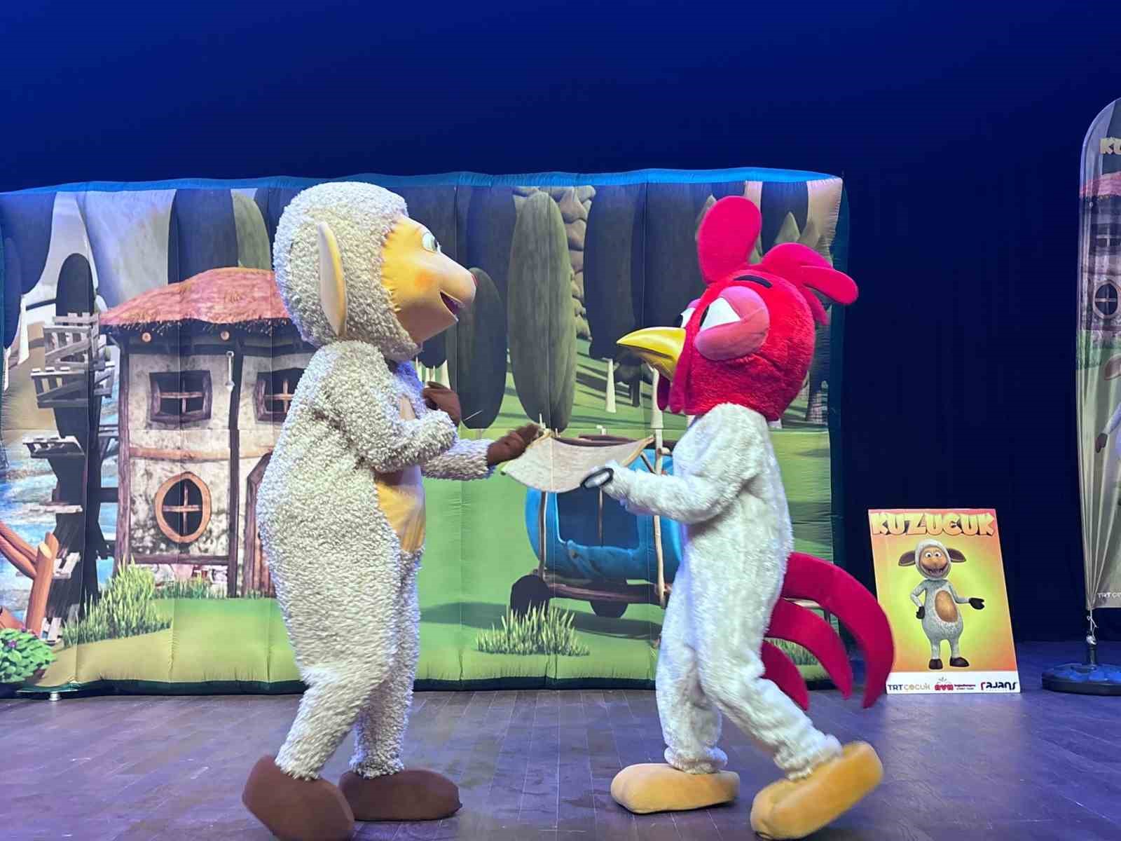 Başiskele’de yarıyıl tatilindeki çocuklar "Kuzucuk" müzikalini izledi